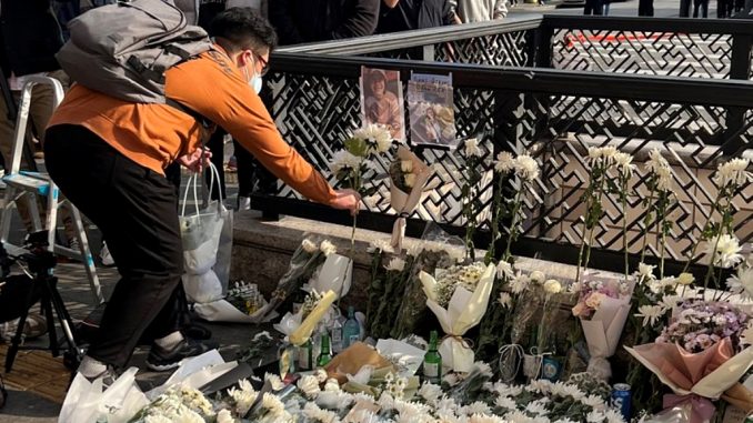 Flores en la zona de la tragedia en Seúl