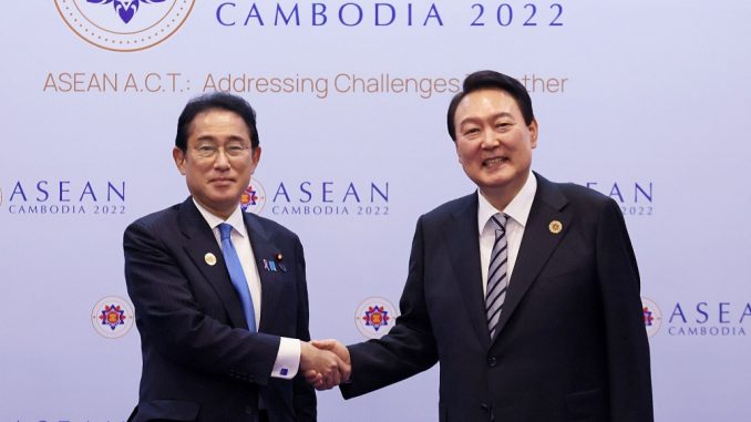 Fumio Kishida y Yoon Suk-yeol