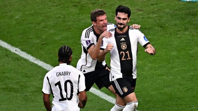 Gündogan y Müller celebran el gol ante Japón