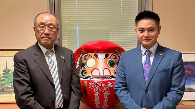 Masao Aizawa y el representante de la Asociación para la Rehabilitación de Peronas Liberadas de Prisión de Gunma