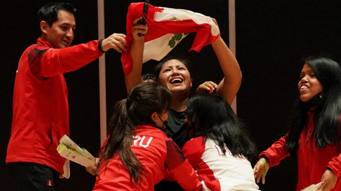 Pilar Jáuregui de Perú celebra su triunfo con sus compañeras en Tokio. (Torneo Mundial de Badminton Tokio 2022)