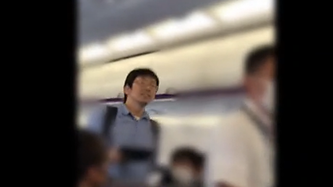 Junya Okuno cuando fue bajado de la nave (NNN)