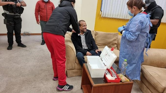 Luis Fernando Camacho bajo detención policial es sometido a un chequeo medico