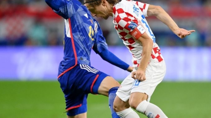 Luka Modric disputa el balon con Kamada (FIFA World Cup)