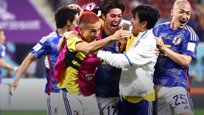 Nagatomo en el centro, tras vencer a España