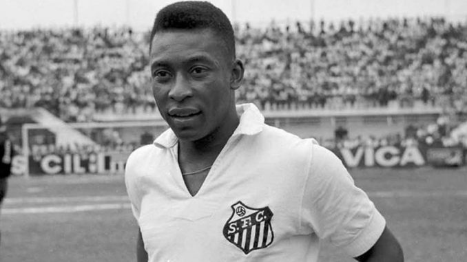 Pelé con la camiseta de su amado club, Santos