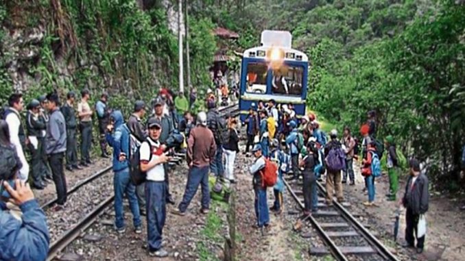 Tren detenido cerca a Machu Pichu por las protestas en Perú (Medios)