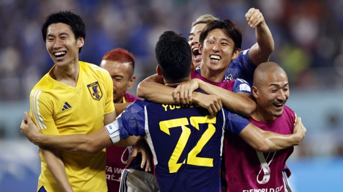 Yoshida y sus compañeros celebran el triunfo