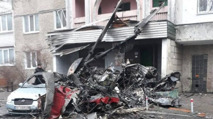 Restos del helicóptero caído en Brovary, Ucrania.