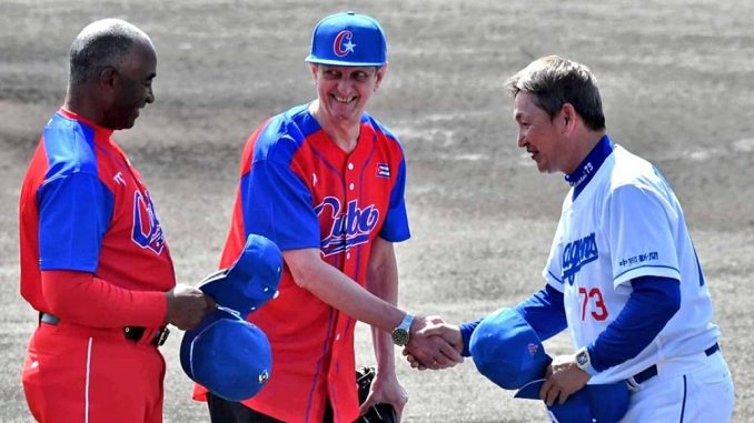 Embajador Miguel A. Ramírez lanzó la primera bola del juego