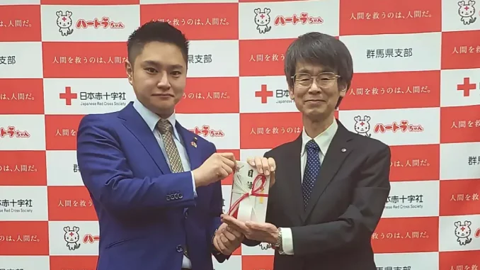 Masao Aizawa con el secretario general de la Cruz Roja en Gunma, Nobuhiro Negishi.