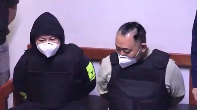 Yuki Watanabe y Tomonobu Kojima antes de su deportación