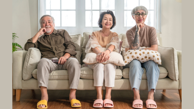 Ancianos sobre el sofá (freepik) Optimismo y actividad en la nueva etapa de la vida.