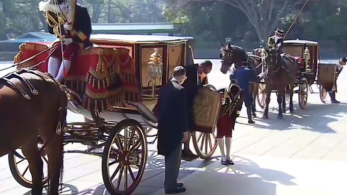 El Embajador de Fiji desciende del carruaje de la Casa Imperial en Tokio