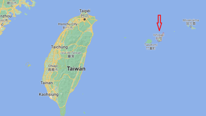 Isla de Ishigaki (der), ahora base de misiles de Japón