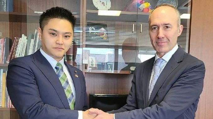 Masao Aizawa con el consejero de la Embajada de Turquia, Cemil Ufuk Toğrul
