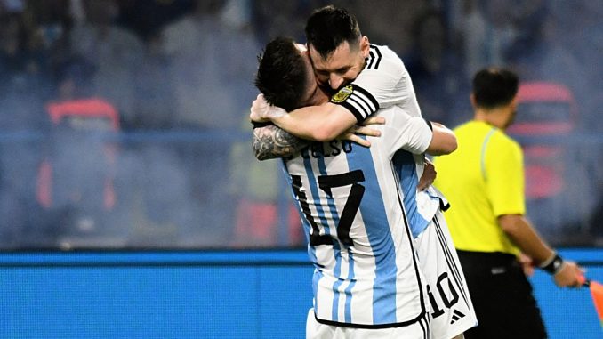 Messi celebra su gol 102
