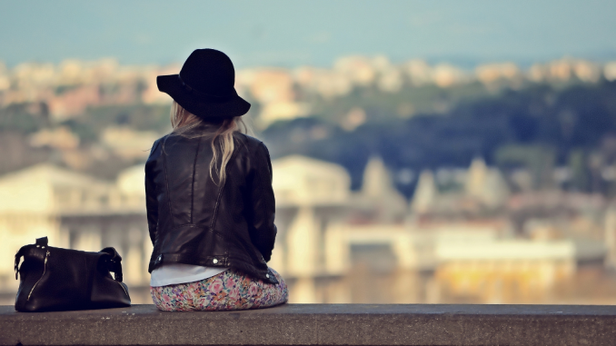 Mujer con sombrero freepik