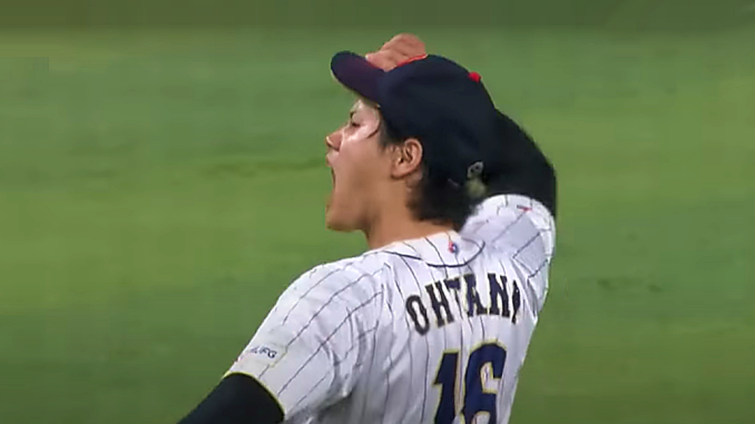 Ohtani lanza la gorra que ahora irá al museo del beisbol en EEUU