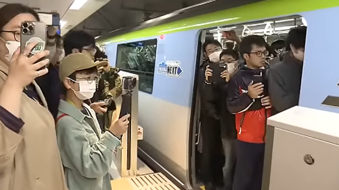 Salida del primer tren de conexion en el metro de Fukuoka
