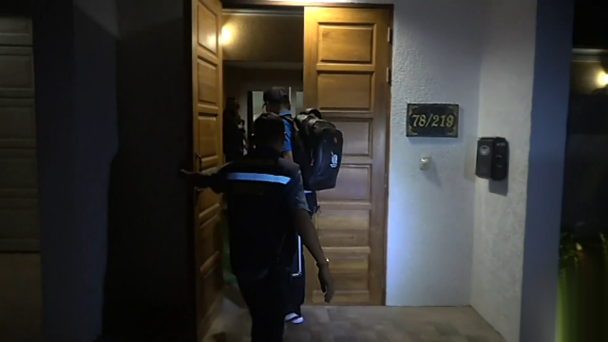 Entrada a las habitaciones del hotel donde operaba la banda japonesa