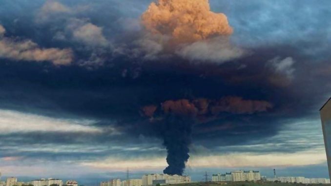 Imagen del puerto de Sebastopol donde ardió la reserva de petroleo ruso