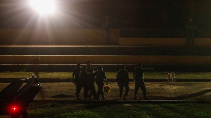 La sombra de Toledo rodeado de policías en Barbadillo (Andina)