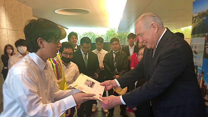 Mundo de Alegría entrega recuerdo al embajador