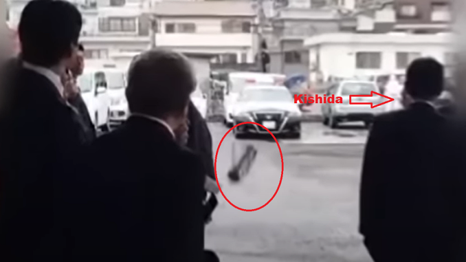 Momento de la caída de la bomba detrás de Kishida