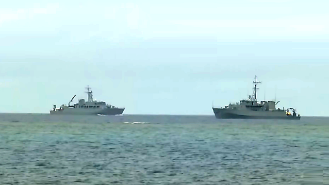 Naves de rescate frente a la isla de Miyako en Okinawa