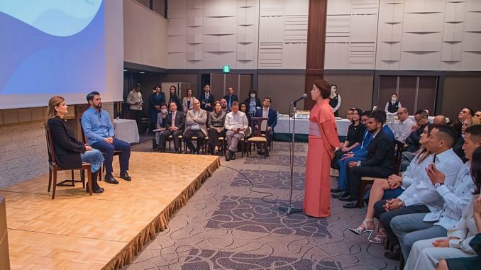 Vicepresidenta Raquel Peña y el embajador Robert Takata ante los dominicanos de Japón (Foto Presidencia de RD)