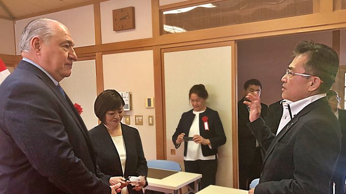 Breve y ameno encuentro. El embajador Roberto Seminario y el alcalde de Oizumi, Toshiaki Murayama
