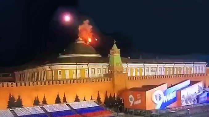 Momento en que un dron, supuestamente, ucraniano, impacta en la bandera sobre el Kremlin