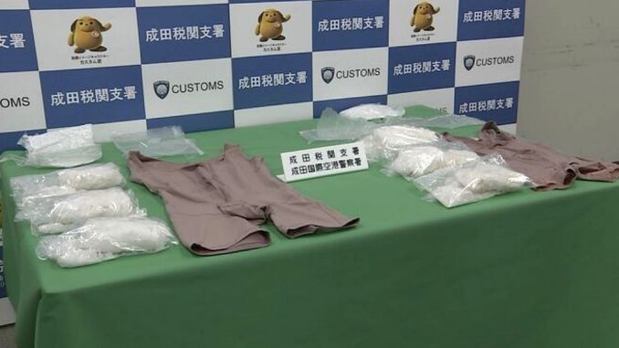 Usaron fajas para acondicionar la droga en su cuerpo. (Aduana de Tokio)