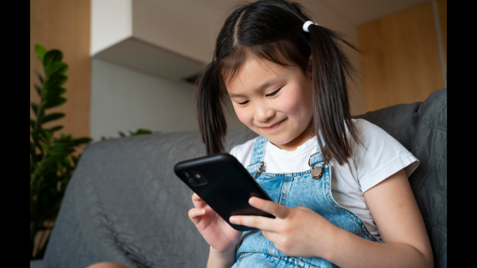 niña con telefono IP