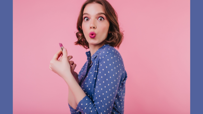 Chica con lapiz labial IP