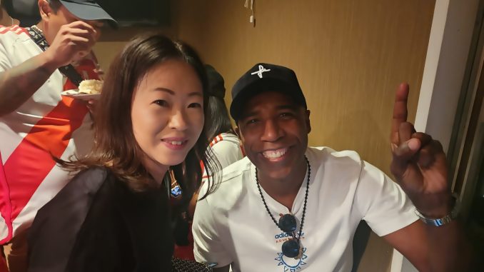 Cuto Guadalupe con una fan japonesa en Osaka (Foto Luis Saisho)