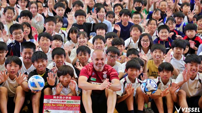 Inesta con los niños de Kobe