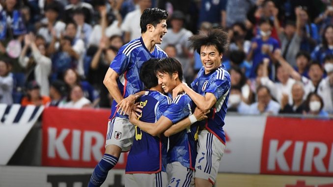 Japón celebra el gol de Junya Ito en la goleada sobre Perú