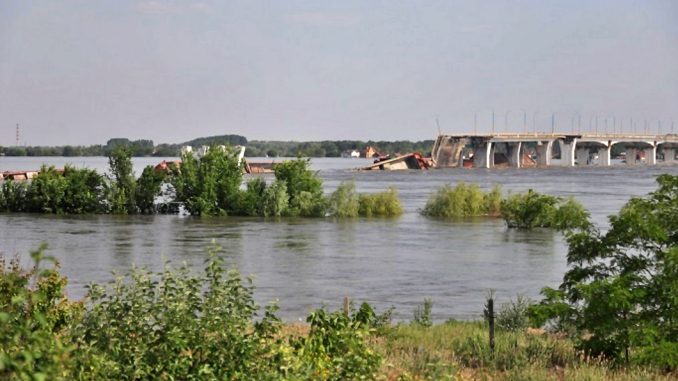 Puente que colapsó en la zona de la represa en Ucrania