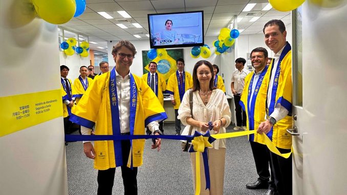 Corte de cinta, una clienta en el centro. Alison Aguiar da Costa, Francisco Augusto Lassalvia, Luiz Gustavo Braz