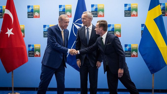Erdogan estrecha la mano del primer ministro sueco, Ulf Kristersson