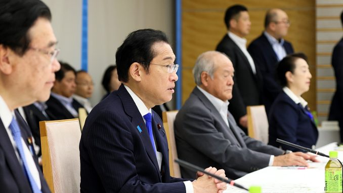 Fumio Kishida reunido con su equipo económico