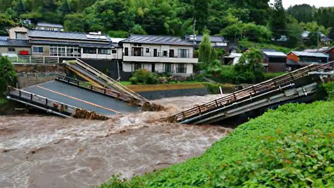 Puente sobre rio Kiyama en Kumamoto se partió hoy
