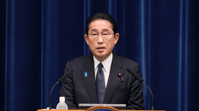 El primer ministro Fumio Kishida en conferencia de prensa ayer.
