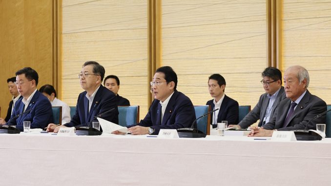 Kishida en una reunión con miembros del PLD