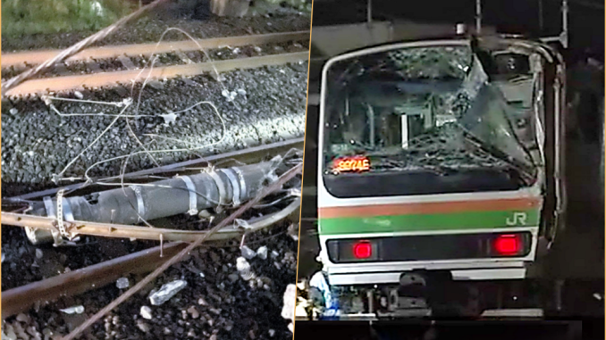 Poste de concreto que cayó anoche sobre el tren