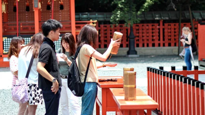 Turistas asiáticos en un templo japones