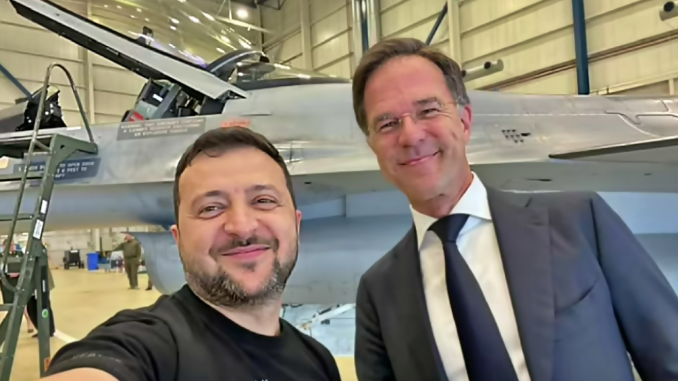 Zelenski y el primer ministro holandés, Mark Rutter. Atrás un F-16