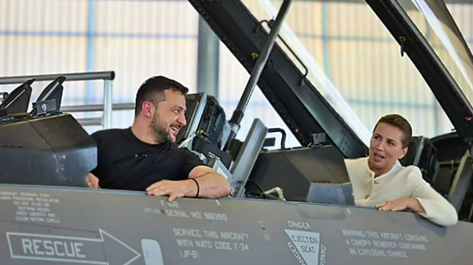 Zelenski con la primera ministra danesa a bordo de un F-16